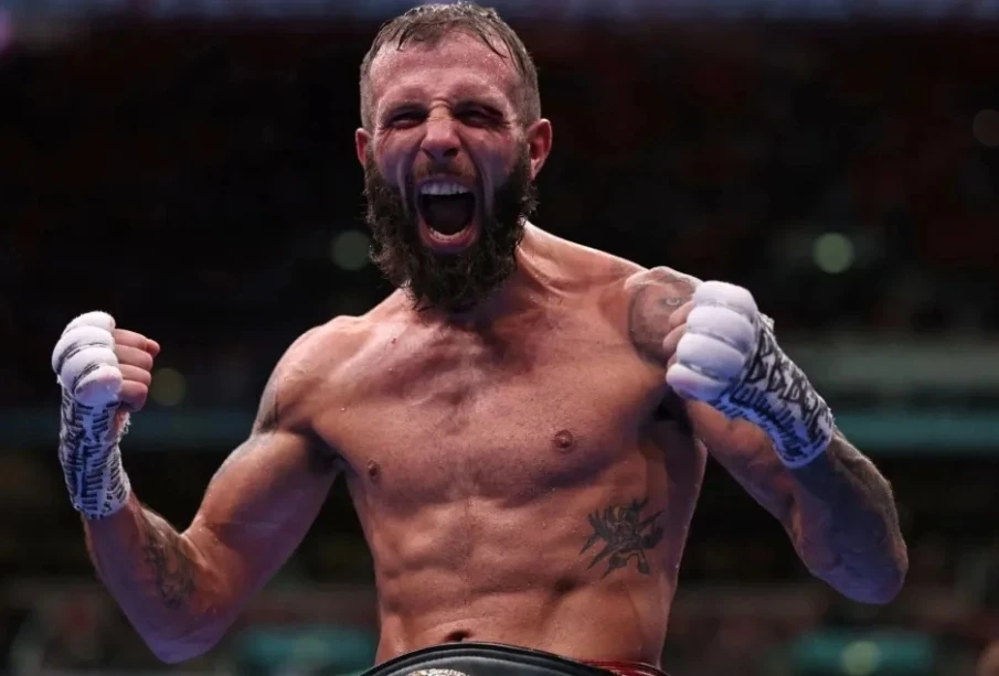 Энтони Какасе стал двукратным чемпионом мира, победив Джазза Диккенса