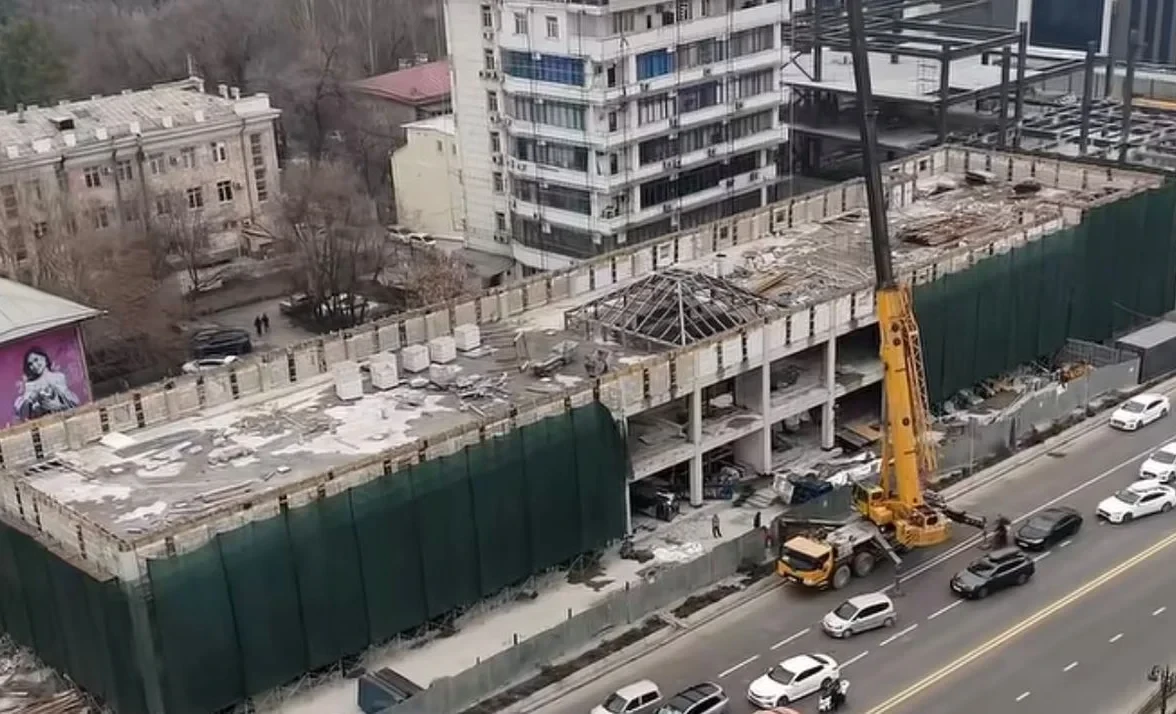 The building at the intersection of Chuy Avenue and Abdrakhmanov Street will be demolished