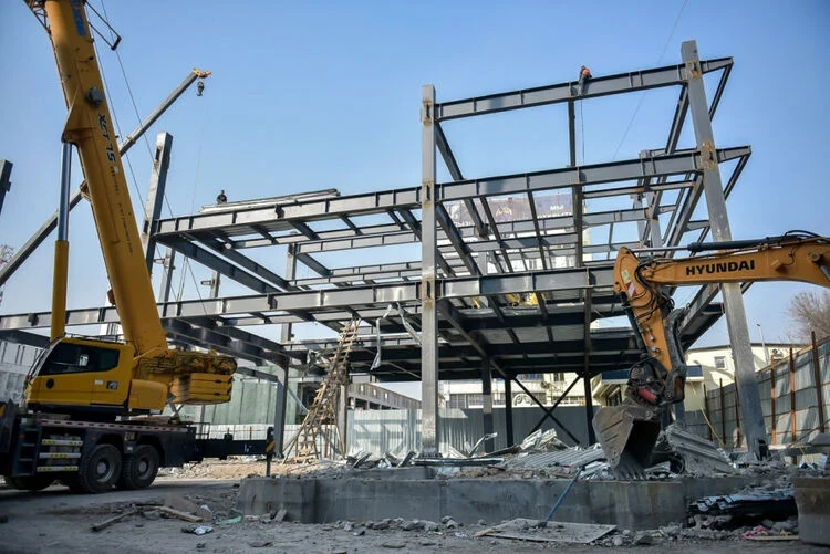 Fountain Instead of Boutiques. The Mayor of Bishkek Inspected the Dismantling on Chuy Avenue