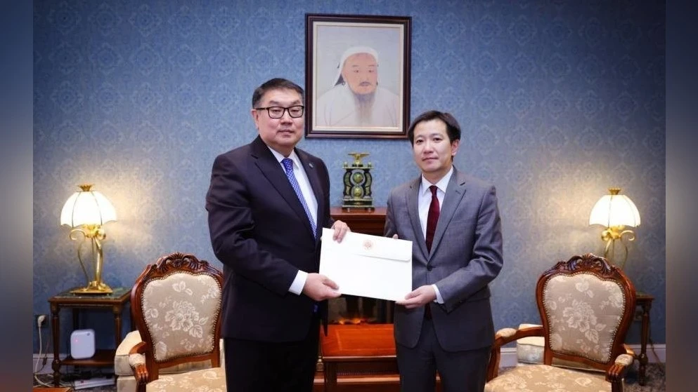 Посол Кыргызстана в Монголии вручил копию верительных грамот