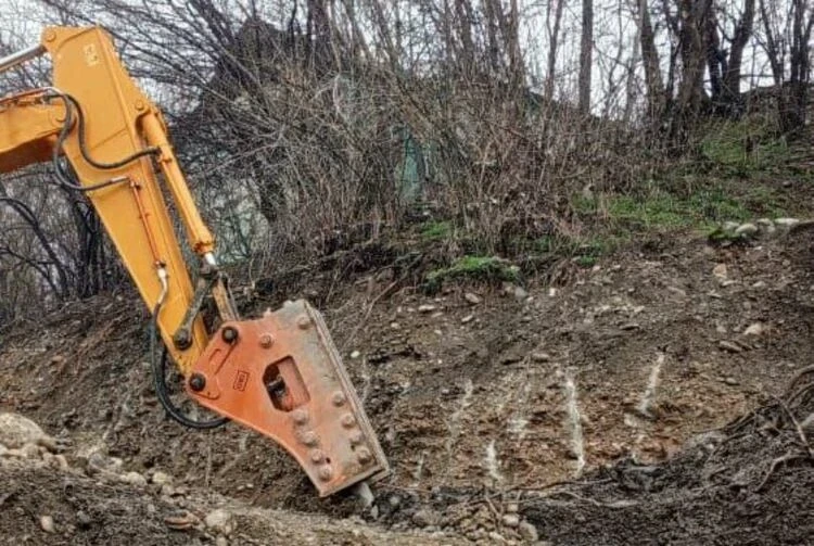 Курулуштун айынан үй бузулуунун алдында: студент Ош шаарында үй-бүлөсүн коргоону сурайт