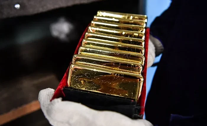 The price of gold has fallen below 5000 dollars per ounce