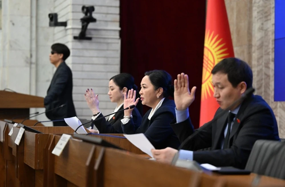 In the State Duma, changes to the law on the status of a deputy were considered