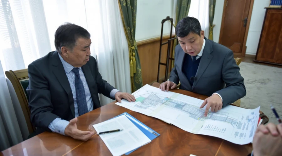 "Дордой базарындагы соодагерлер үчүн ыңгайлуу шарттарды түзүү": Бишкектин мэри Аскар Салымбеков менен жолугушту