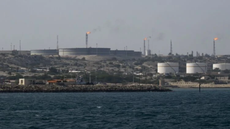 Иран грозит уничтожить нефтегазовые объекты стран, которые предоставят Штатам базу для атаки на остров Харк