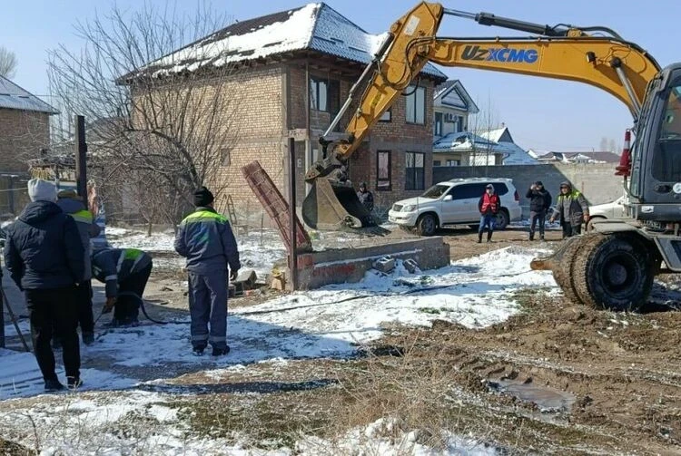 Профсоюзная көчөсүн Бишкекте жаңы жол үчүн курулуштардан бошотуп жатышат