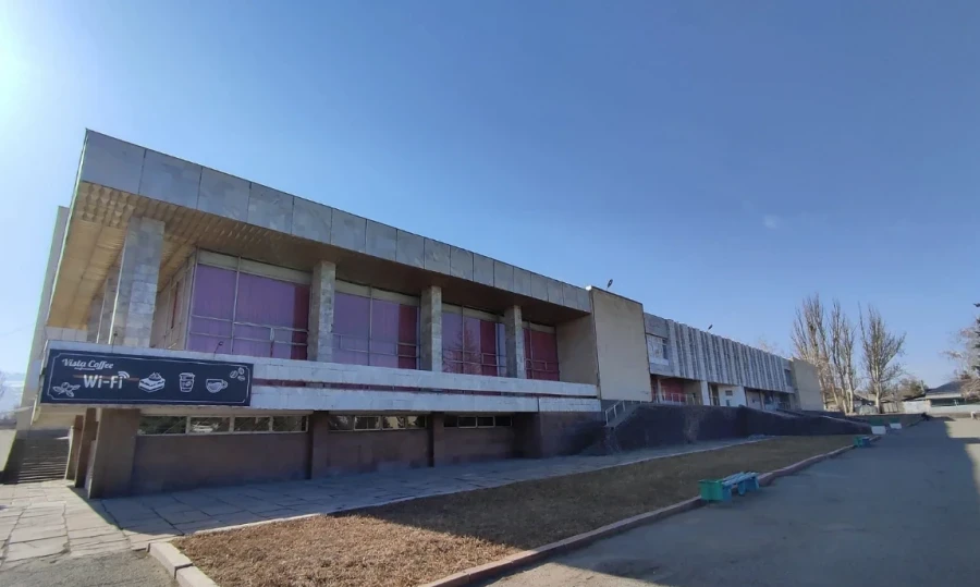 Караколдо Касымалы Жантошев атындагы драма театрынын имараты бузулат