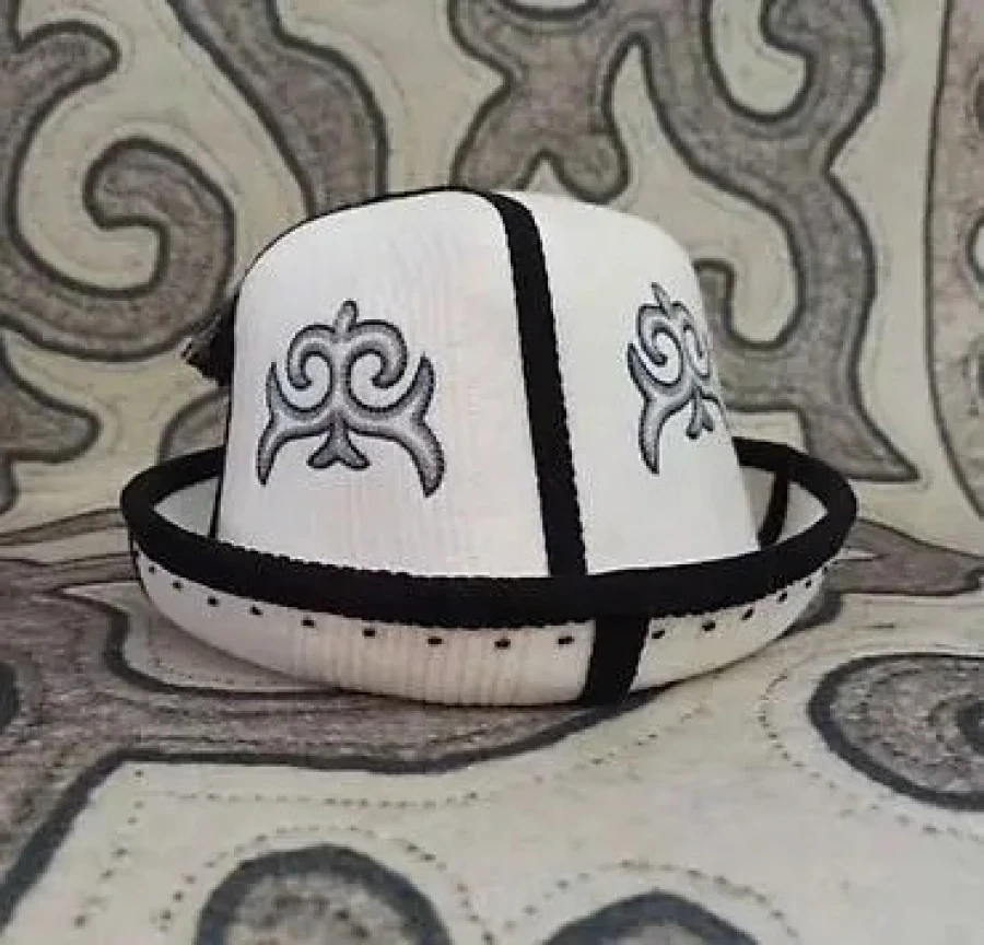 Депутат предложил заменить старый кыргызский калпак в музее Лондона на новый