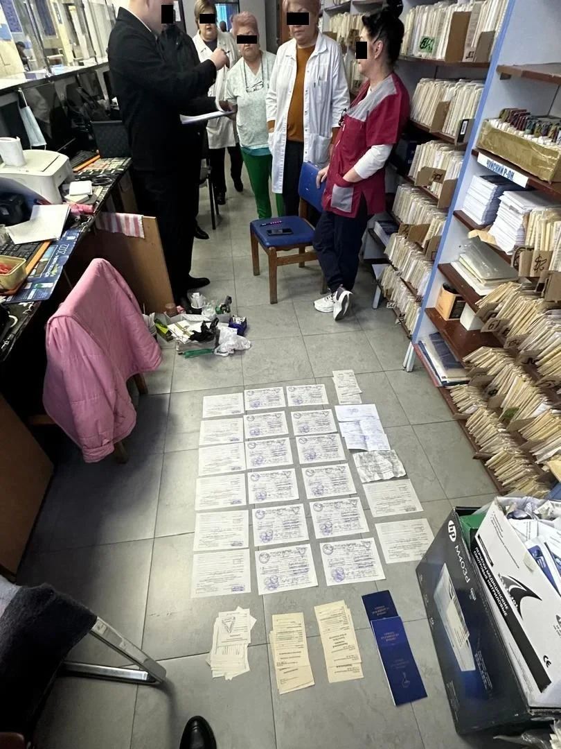 Бишкекте чет элдик жаран жана медициналык кызматкер жасалма медициналык маалымдамаларды сатуу схемасын уюштурушту