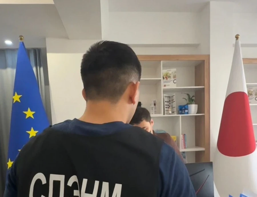 ГУВДнын кызматкерлери Бишкектеги миграция агенттиктерин текшеришти