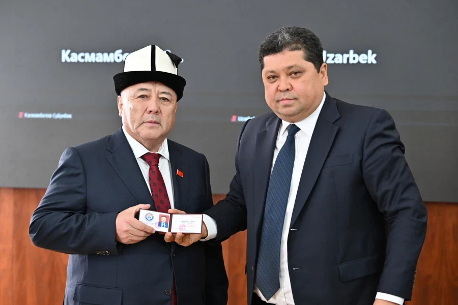 Жаңы депутаттар Жогорку Кеңеште ант беришти