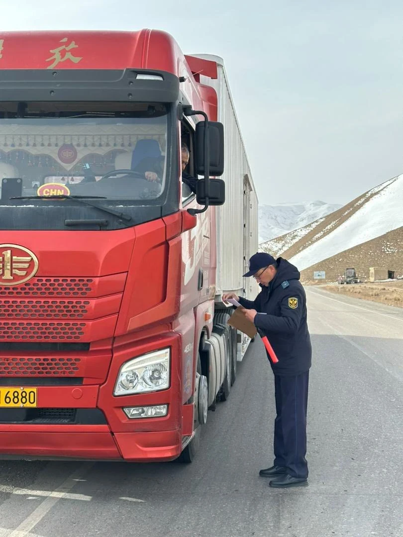 Перегруз. Бир айдын ичинде 2 миңден ашык жүк ташуучу унаанын айдоочулары 3,5 миллион сомго айыпка тартылды