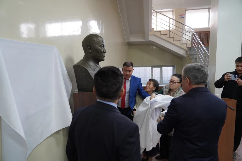 Бишкекте экс-Жогорку соттун төрагасы Абыдкасым Супатаевге мемориалдык бюст ачылды