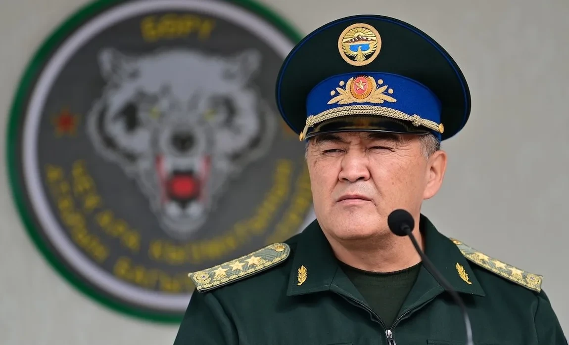 Экс-башкы ГКНБ Камчыбек Ташиев ИИМде сурак берип жатат