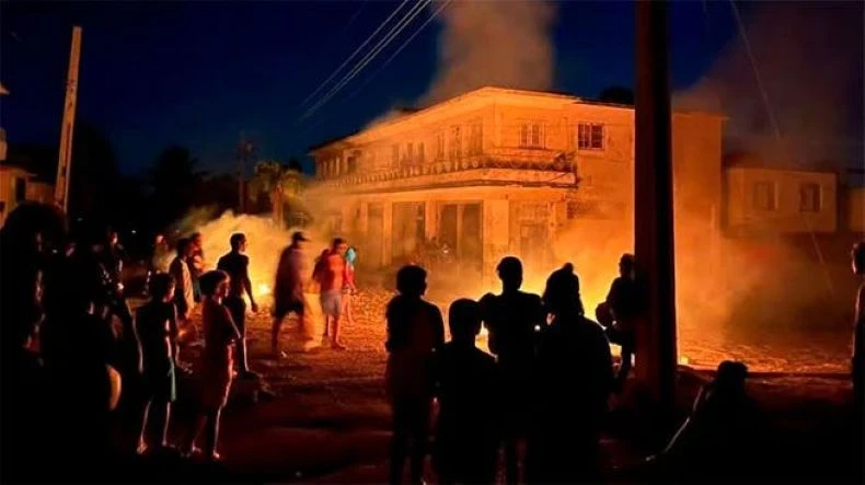 Блэкаут аралда. Кубада демонстранттар коммунисттик партиянын офисин талкалады