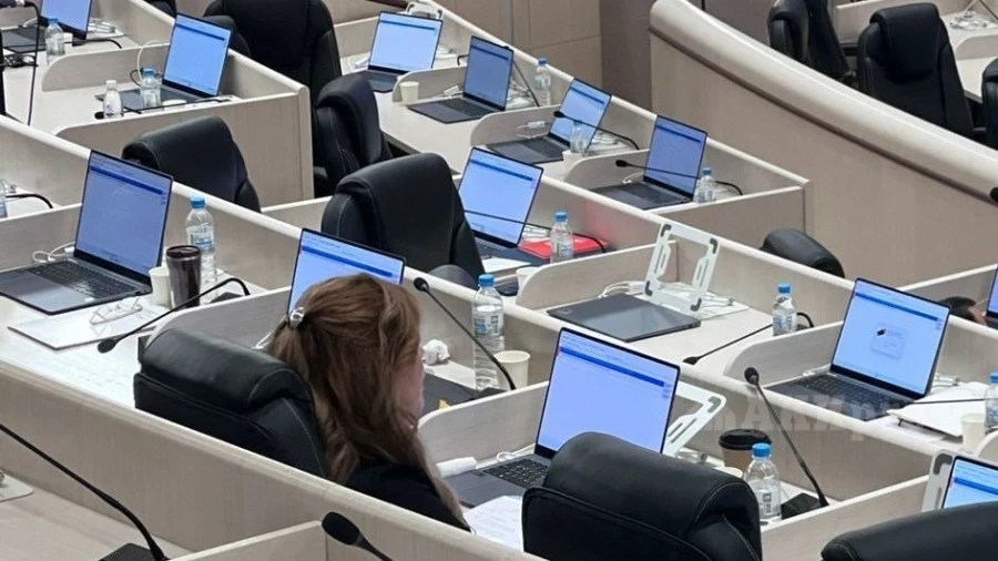 Жогорку Кенештин имараты 23-марттан 27-мартка чейин депутатсыз болот