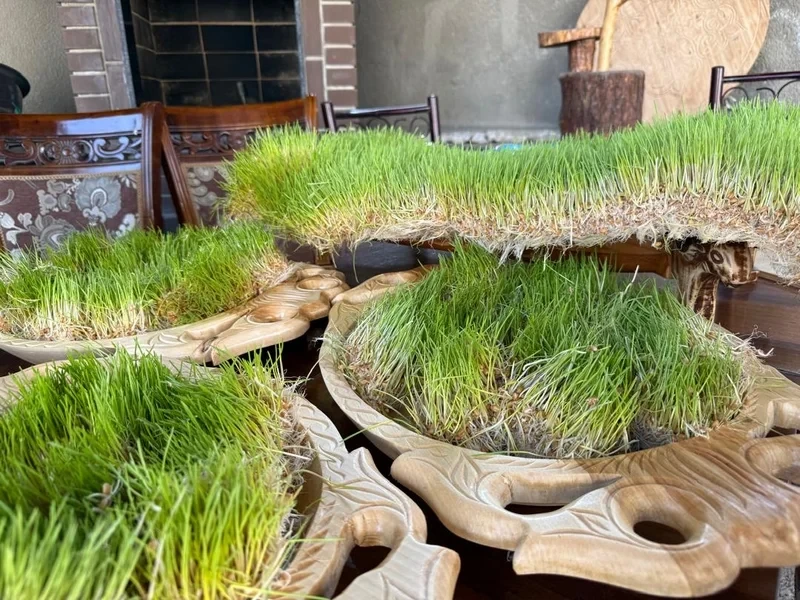 Бишкекте Нооруздун символу болгон сумолек даярдап жатышат