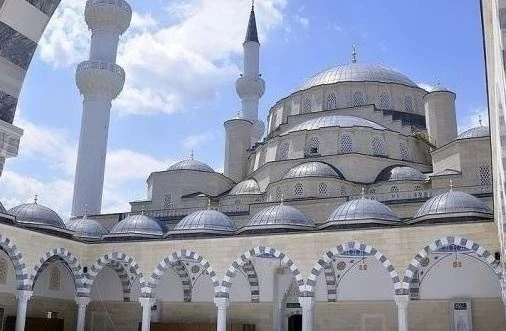 "Вечерний Бишкек" поздравляет кыргызстанцев с праздником Орозо айт