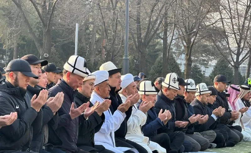 Президент Садыр Жапаров принял участие в праздничном айт намазе