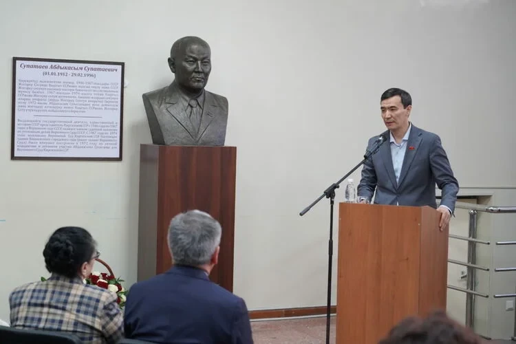 В Бишкекском горсуде открыли бюст Абдыкасыма Супатаева