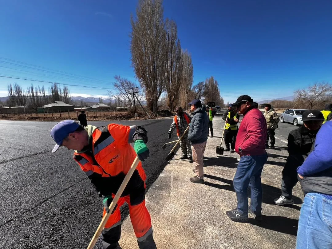 В Иссык-Кульской области начались первые работы по укладке асфальта южной дороги