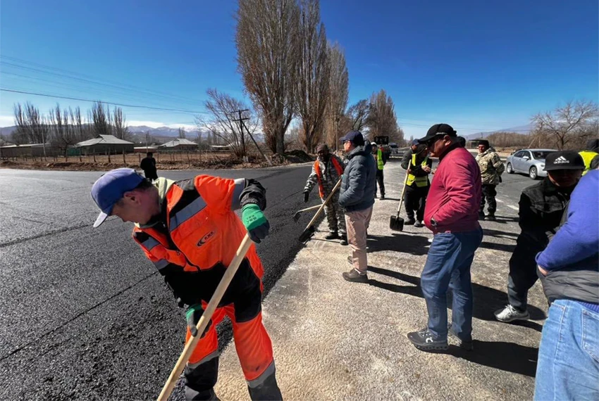 В Иссык-Кульской области начались первые в 2026 году работы по асфальтированию