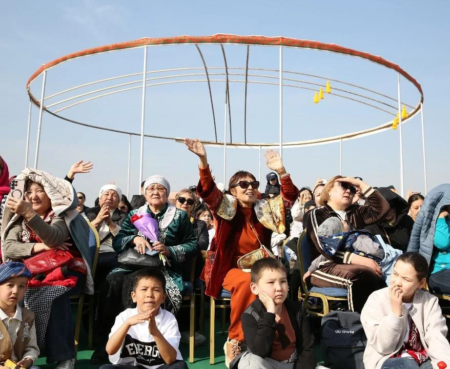 Мировой рекорд. В Алматы в Нооруз установили самый большой шанырак