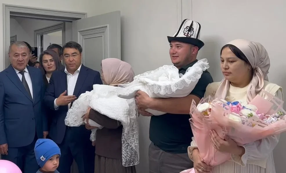 Садыр Жапаров подарил квартиру семье, в которой родились четверняшки
