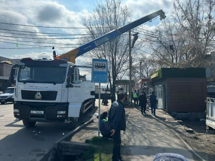 Мэрия Бишкека продолжает демонтаж незаконных павильонов