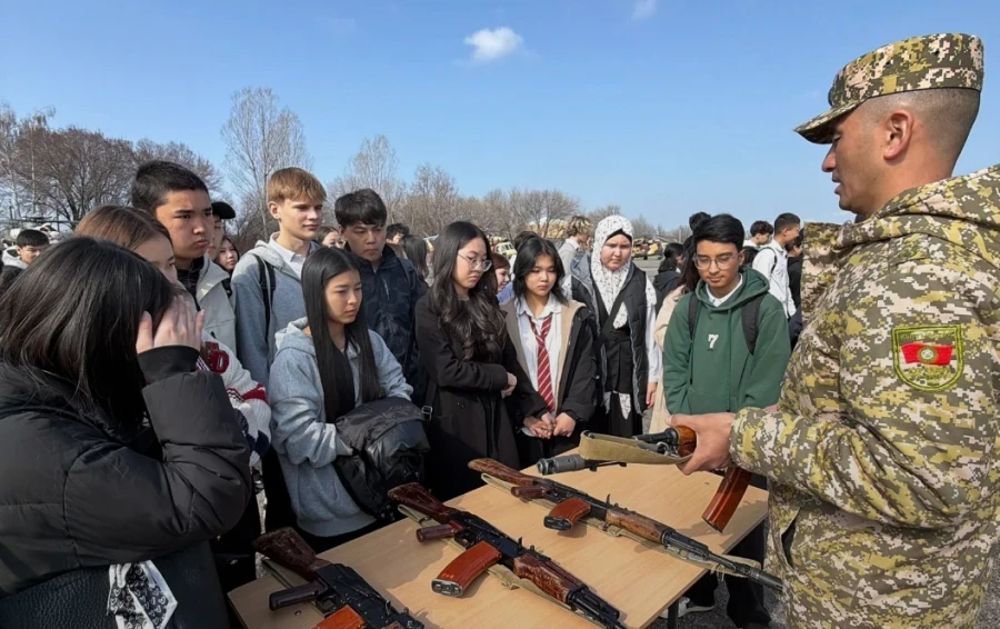 Боевая техника и оружие в руках: школьники Бишкека посетили военную часть