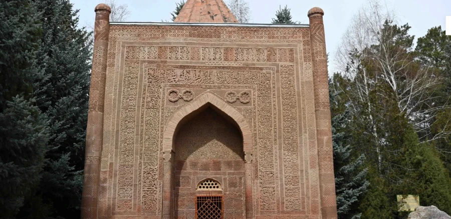 Адылбек Касымалиев проинспектировал ход реконструкции комплекса «Манас Ордо»