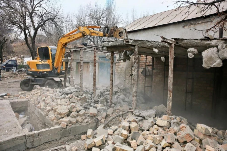 Реновация: жителям Оша приходится платить за новые квартиры