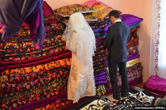В Узбекистане вопреки устоям решили поощрять зрелые браки