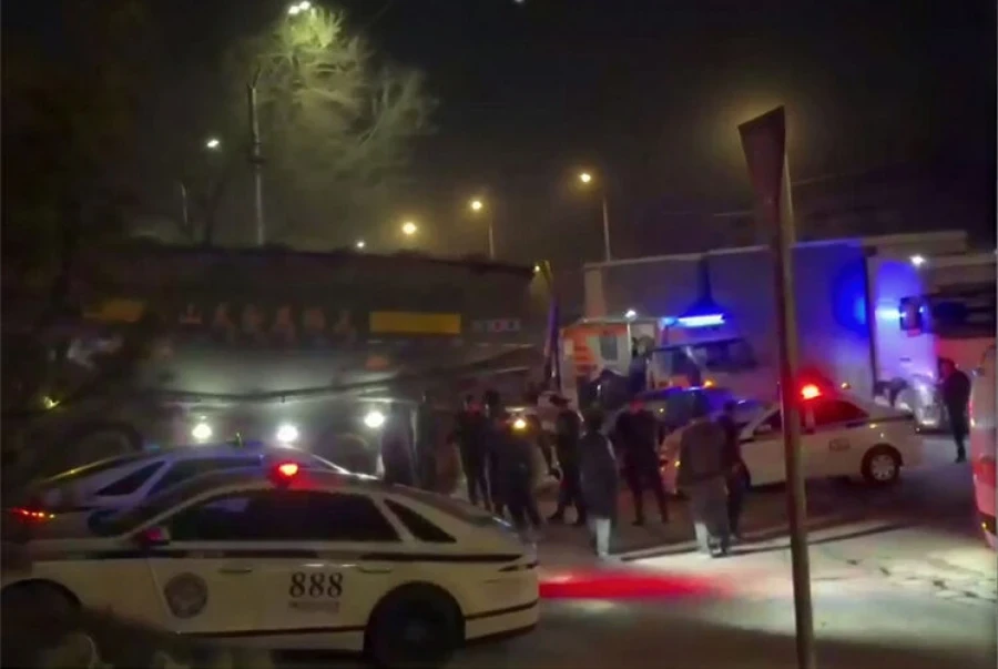 Подростки на машине врезались в грузовик в Бишкеке