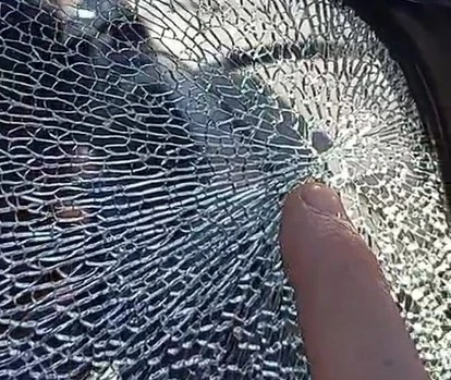 В пригороде Бишкека пробили пулей окно движущегося автомобиля