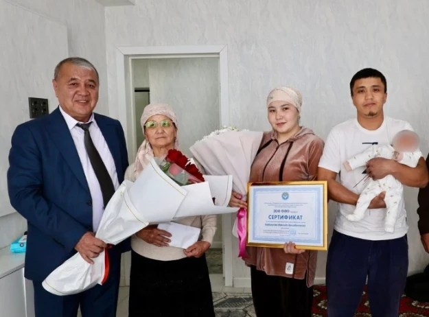 Сүйүнчү! В Ошской области матери тройни вручили 100 тысяч сомов