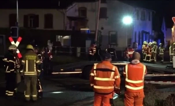 На юге Германии пассажирский поезд столкнулся с грузовиком