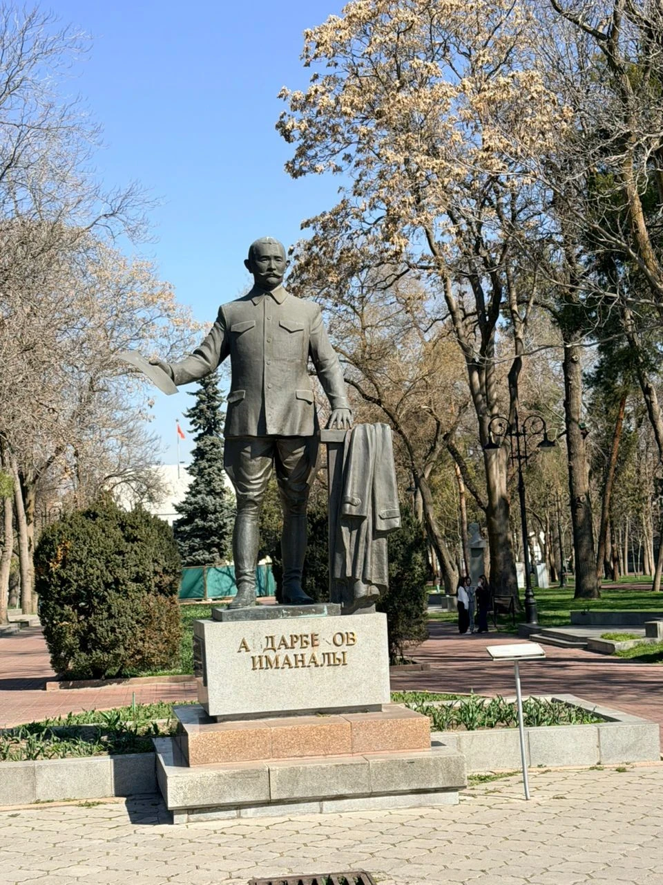 Возле здания Минкультуры разваливается памятник Айдарбекову — отвалились буквы