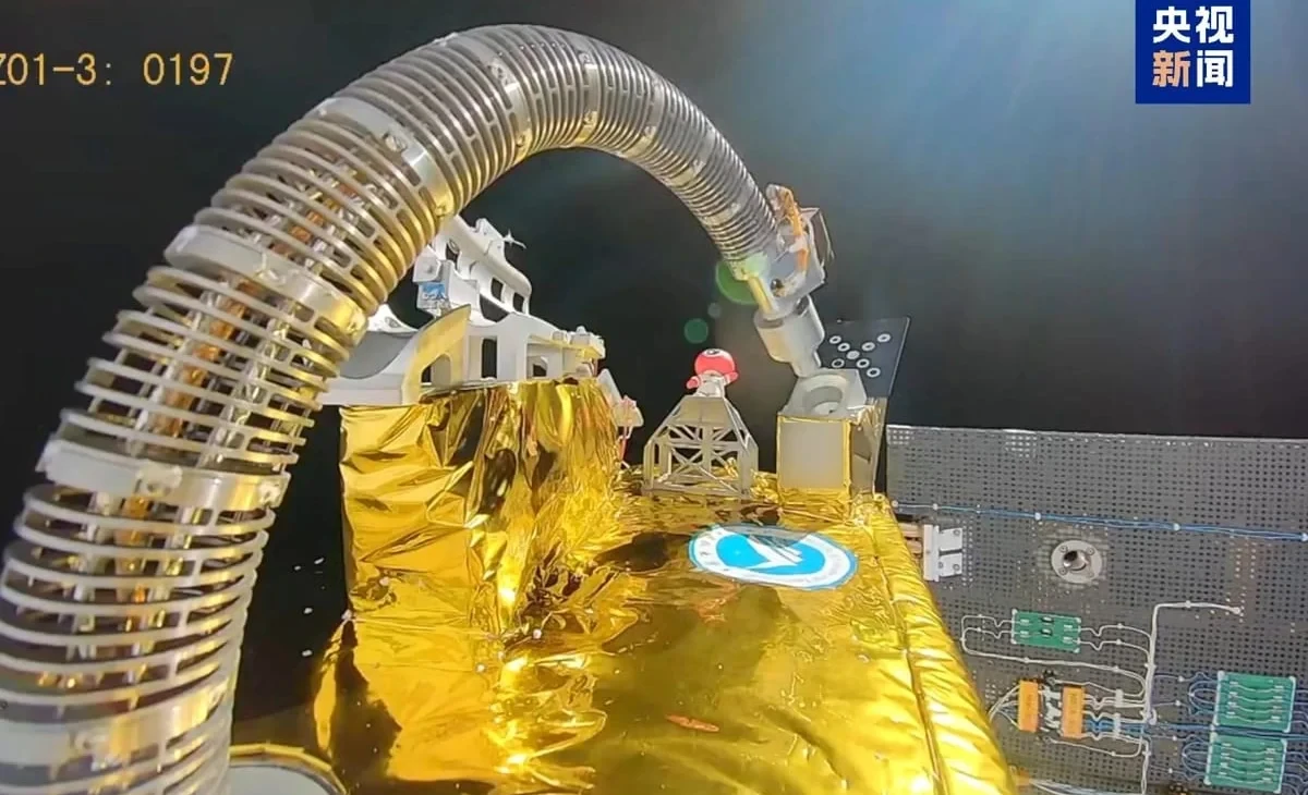 Китай испытал гибкого робота-манипулятора для обслуживания спутников на орбите