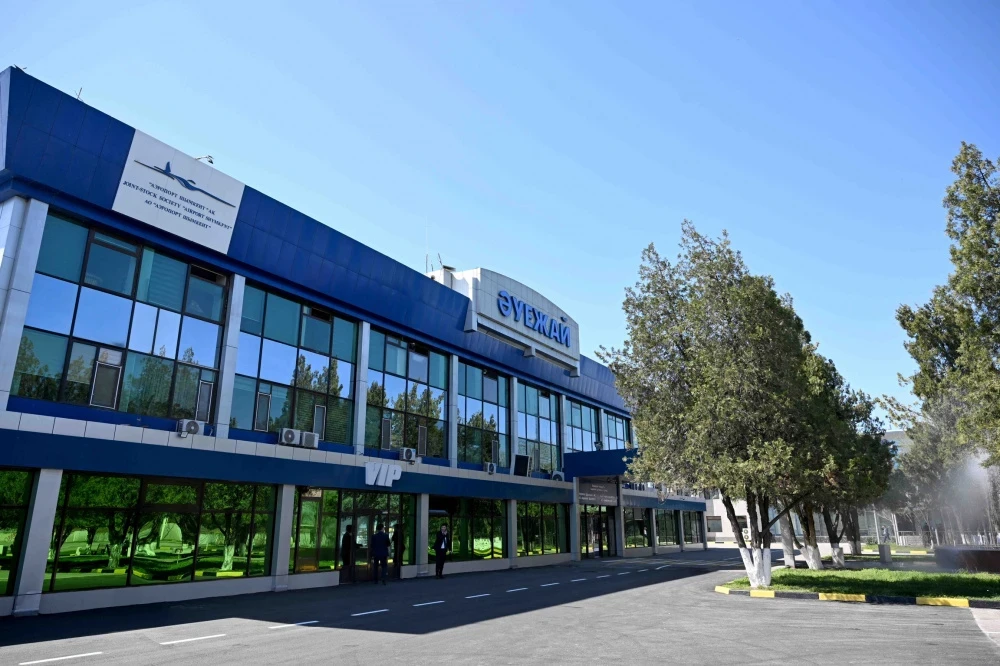 Глава кабмина прилетел в Шымкент. Как его встретили