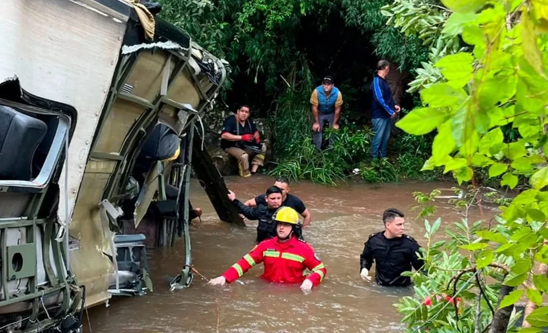 Пассажирский автобус упал в реку в Бангладеш: погибли 18 человек