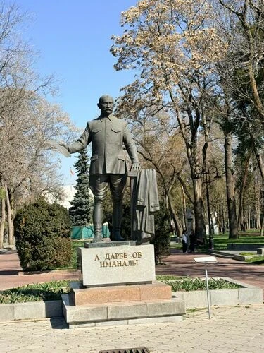 В Бишкеке памятник Иманалы Айдарбекову разваливается на глазах