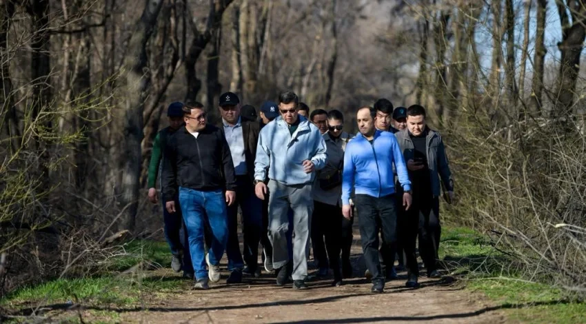 Мэр Бишкека ознакомился с первым этапом работ по благоустройству территории вдоль БЧК