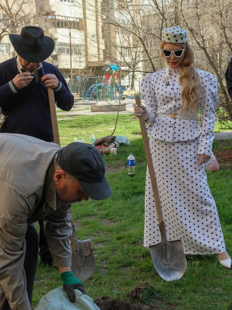 В Бишкеке появился сквер им. Альгимантаса Видугириса - с чинарой как символом его кино