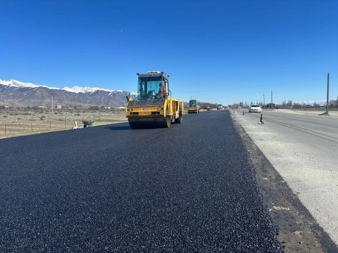 The second layer of asphalt has begun to be laid on the Korumdu-Balbay Batyr section.