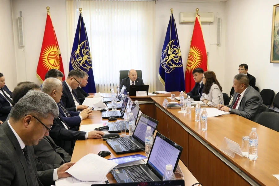 The audit revealed violations in the construction industry amounting to over 1.5 billion soms.