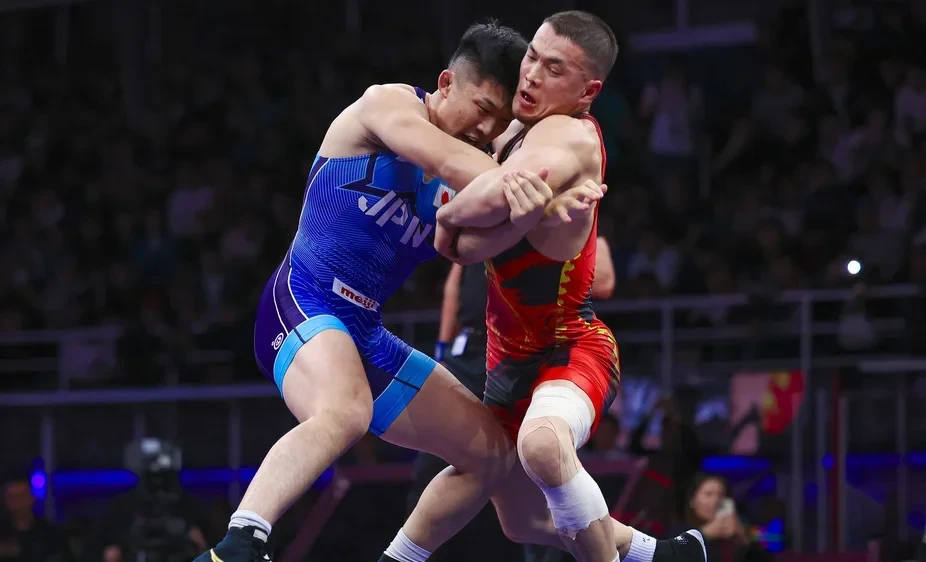 Акжол Махмудов победил олимпийского чемпиона Нао Кусакану