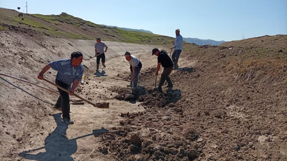 Жители регионов Кыргызстана вышли на очистку каналов перед поливным сезоном