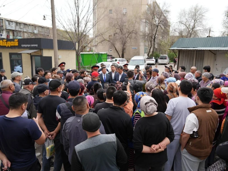 Мэр Бишкека встретился с жителями аварийного дома на улице Фучика