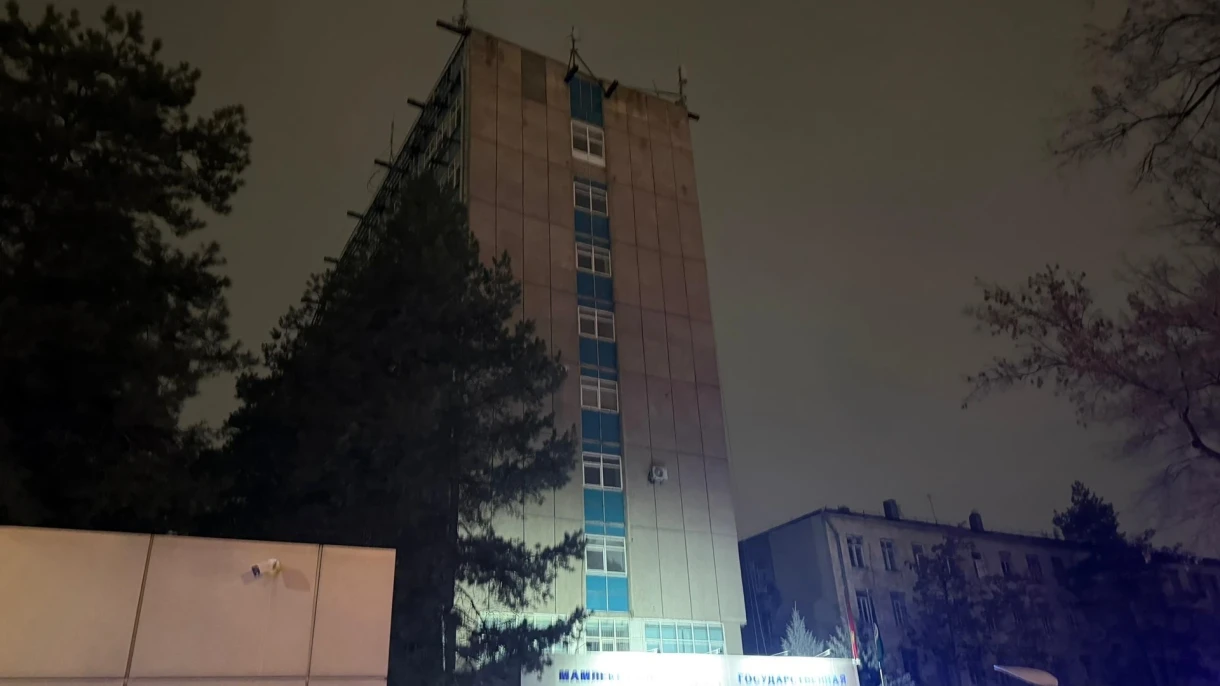 В Бишкеке сгорела крыша здания Таможенной службы